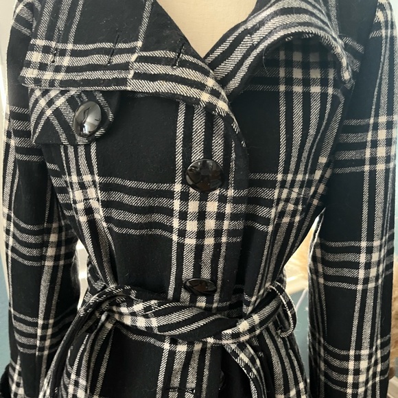 Women’s black and white plaid winter coat size m - Picture 3 of 6